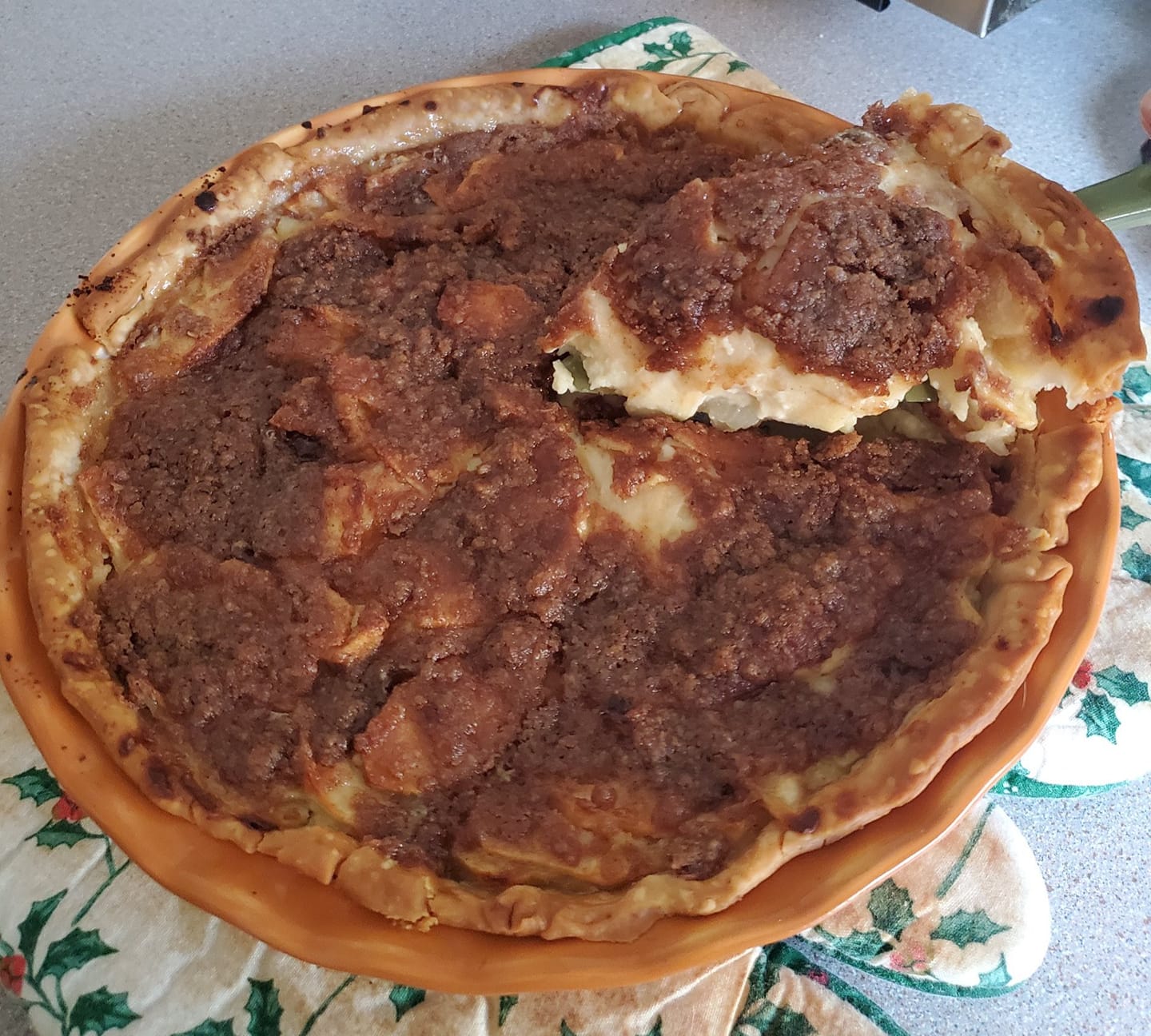 Sour cream apple pie